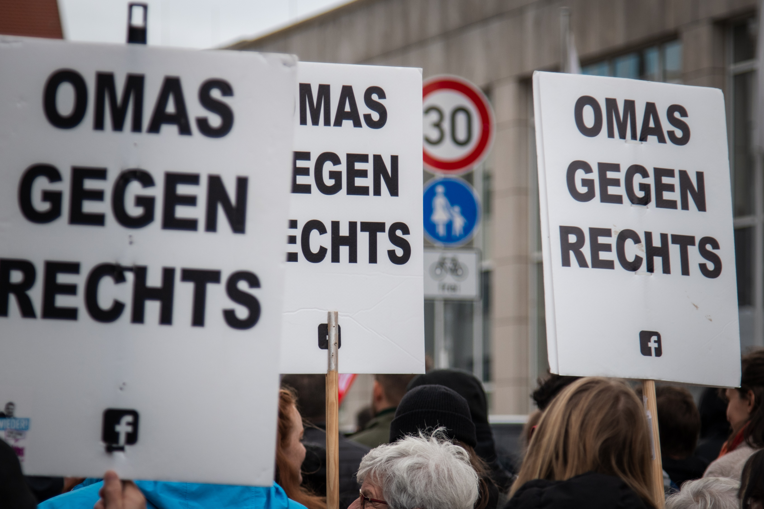 Demoschild 8